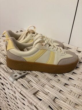 Primark Cream White Sneakers with Yellow size 6 good condition